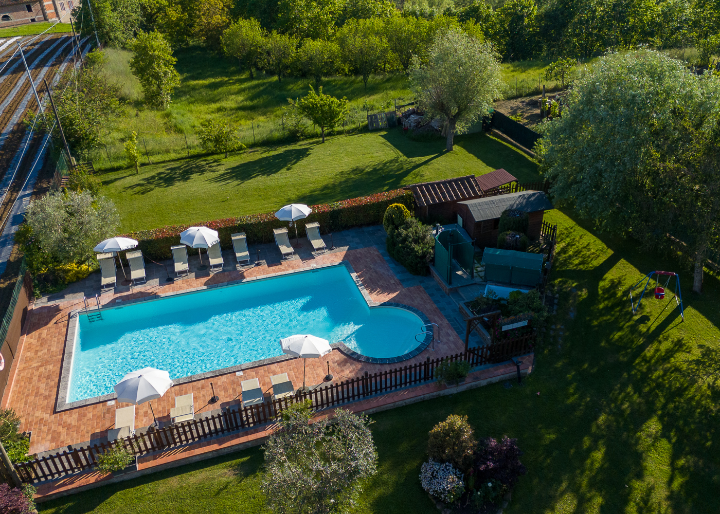 Piscina immersa nel verde agriturismo