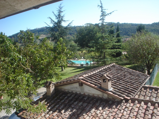 Vista Piscina e Giardino da Agriturismo