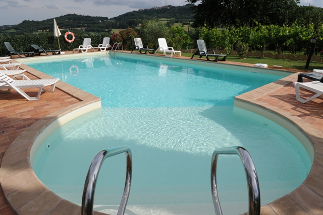 Piscine con vista panoramica su Citerna e colline Umbre