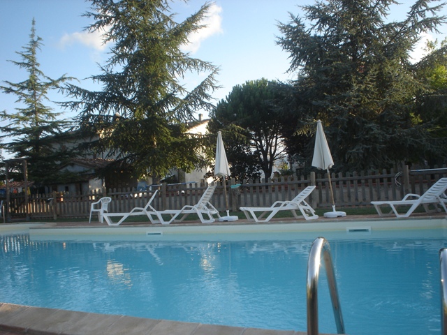 Piscine con vista su struttura